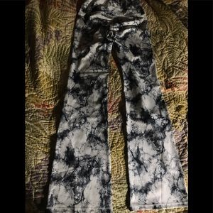 Yoga pants sz small black and white (brand new).‎